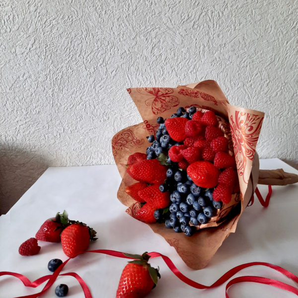 Клубника и ягоды букет